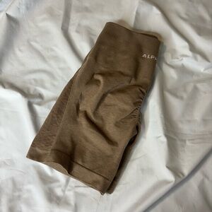 Alphalete Amplify Contour Shorts in Sand